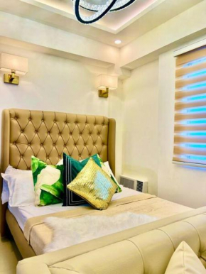 Condo Near Airport Okada MOA w/ 60 inch smart TV
